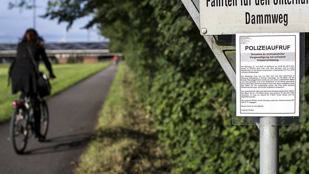 Am Dammweg in Emmen wurde am 21. Juli 2015 eine 26-jährige Frau von einem Unbekannten vom Velo gerissen und im nahen Wald vergewaltigt (Symbolbild).