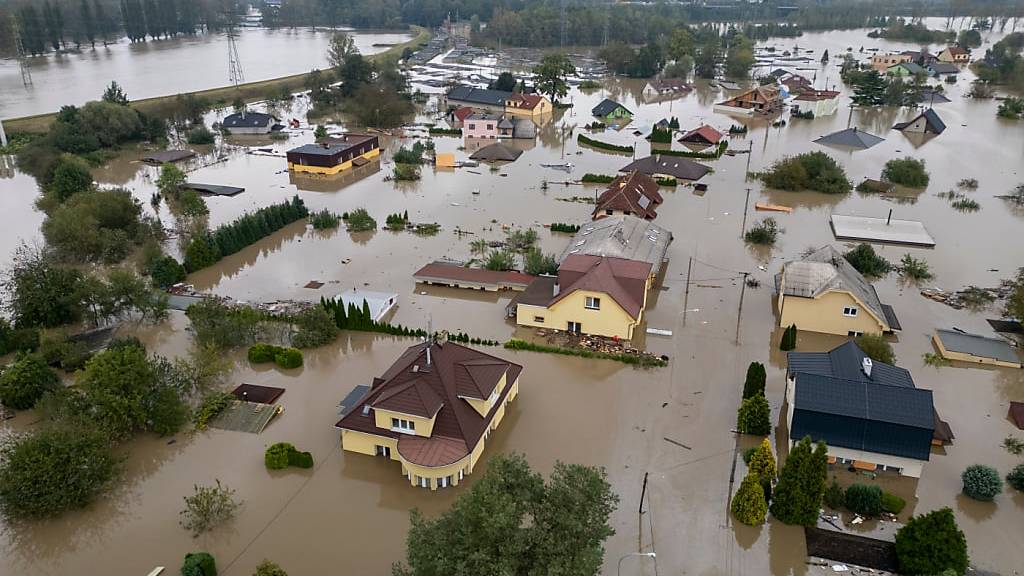 Luftaufnahme eines überfluteten Viertels in Tschechien. Foto: Darko Bandic/AP/dpa