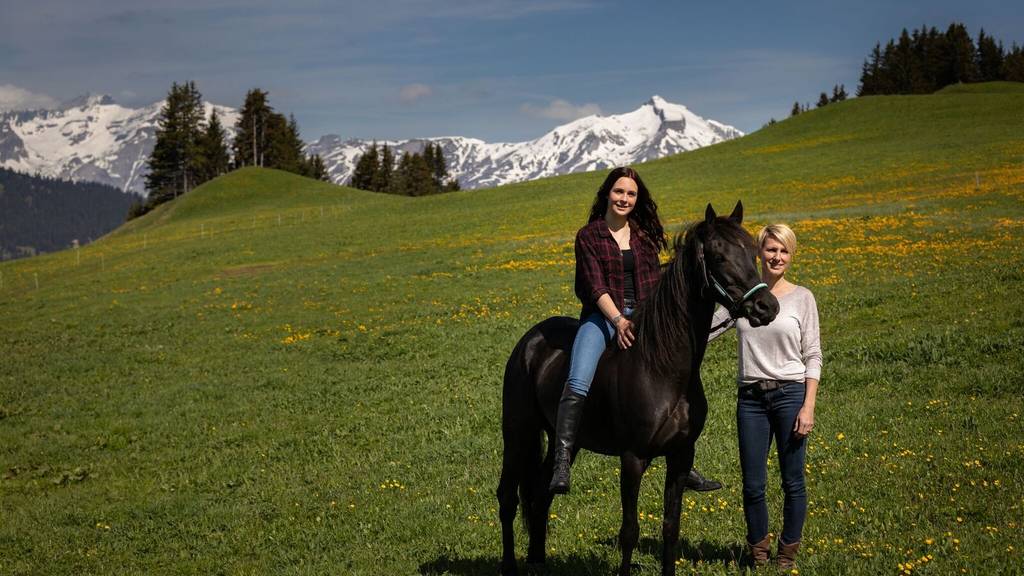 Luna und Rosine Schmid machen Glacé für Hunde. (Bild: Lunalai GmbH)