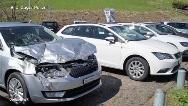 Spektakulärer Unfall bei Sihlbrugg-Kreisel