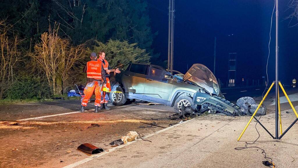 Eine 28-jährige Autofahrerin hat sich laut Polizei bei einem Selbstunfall auf der Bachsertalstrasse verletzt.