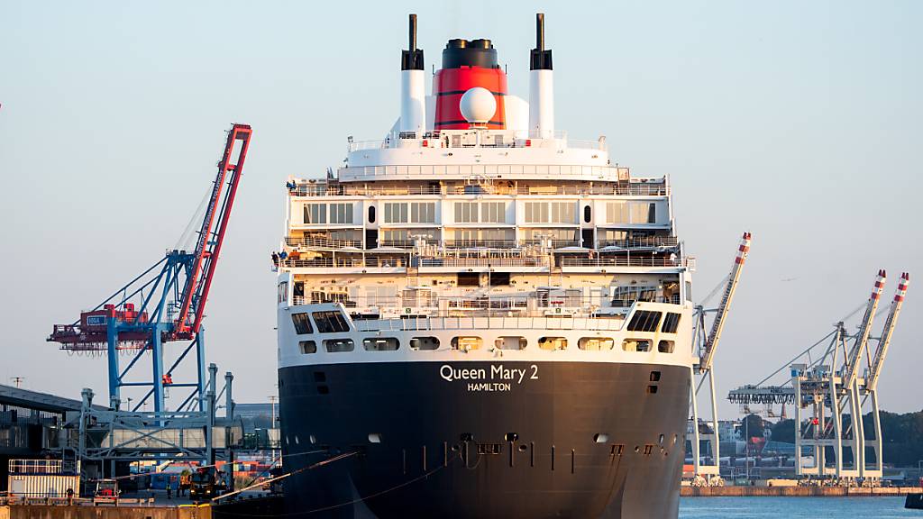 ARCHIV - Das Kreuzfahrtschiff Queen Mary 2 läuft am Morgen in den Hafen ein und legt am Cruise Center Steinwerder an. Foto: Daniel Bockwoldt/dpa