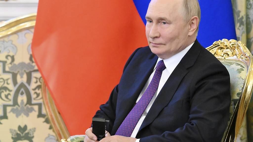 HANDOUT - Auf diesem Bild hört Wladimir Putin, Präsident von Russland, dem indonesischen Verteidigungsminister und gewählten Präsidenten Prabowo Subianto während ihres Treffens im Kreml zu. Foto: Grigory Sysoyev/Kremlin Pool Sputnik via AP/dpa