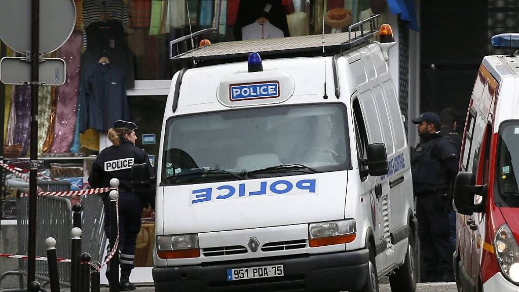 Der Mann, der eine Polizeistation in Paris mit einem Schlachtbeil angriff, lebte in einer deutschen Asylunterkunft.