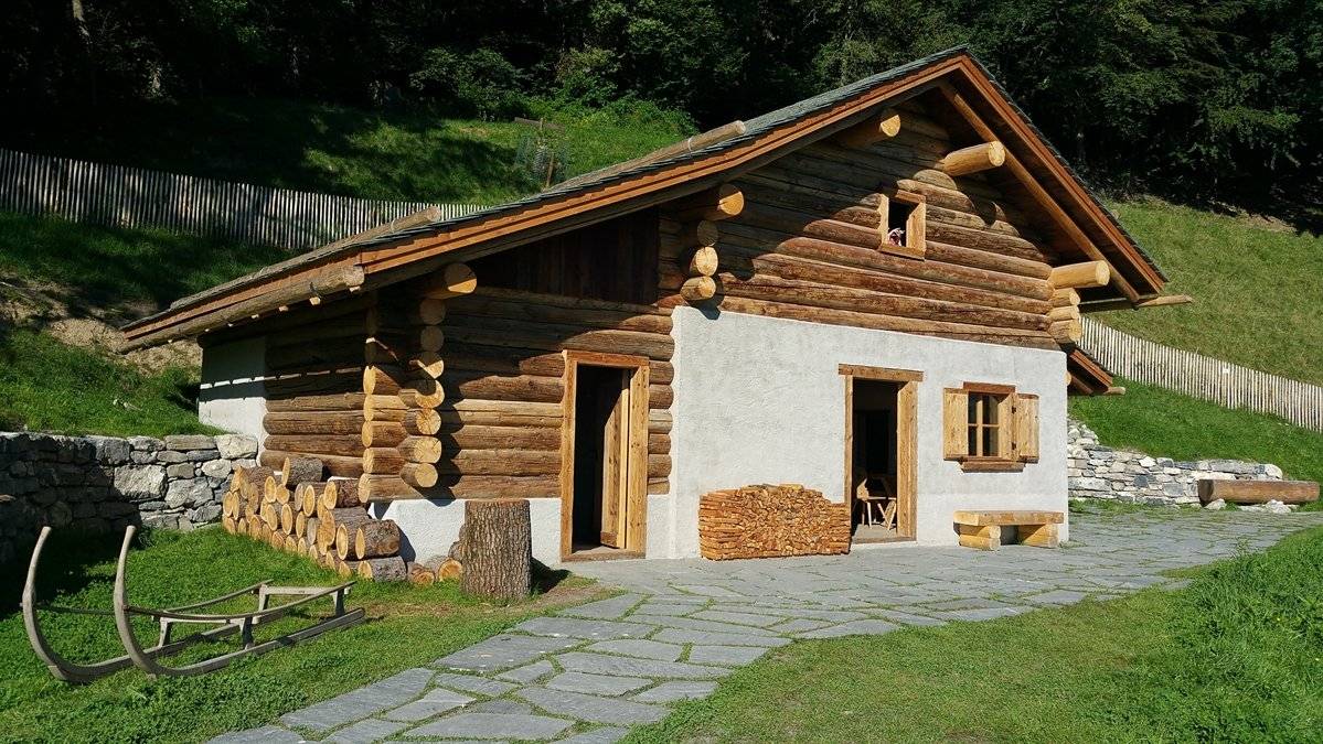 Künftig können Besucher in Maienfeld nicht nur Heidis Alphütte besichtigt, sondern auch weitere Häuser, die originalgetreu umgebaut werden