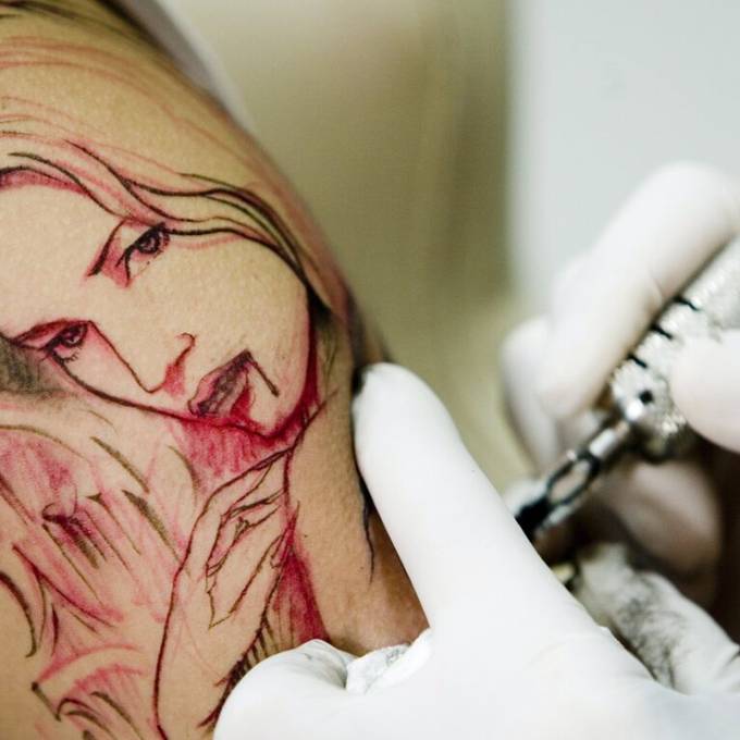 «Alarmierend» viele schädliche Tattoo-Farben