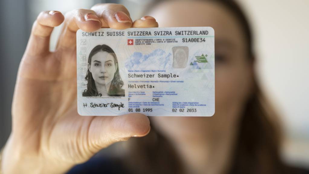Die neue Identitätskarte enthält einen Chip mit biometrischen Daten. Sie kann in St. Gallen oder Sargans ausgestellt werden. (Archivbild