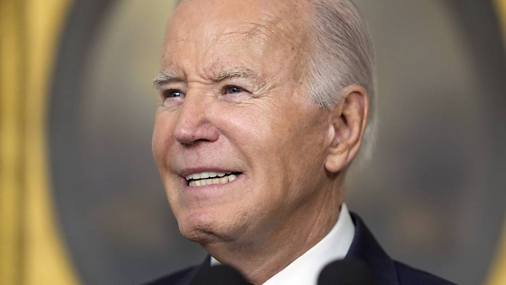 Joe Biden, Präsident der USA, spricht im diplomatischen Empfangsraum des Weißen Hauses. Foto: Evan Vucci/AP