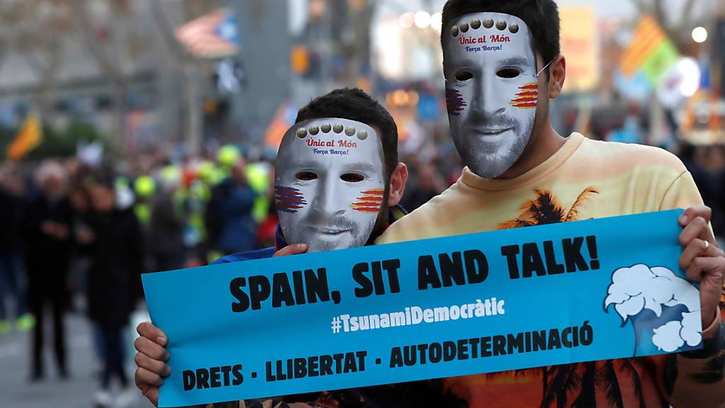 Mit Messi-Masken protestierten katalanische Separatisten in Barcelona vor dem «Clasico» ihres FC gegen Real Madrid.