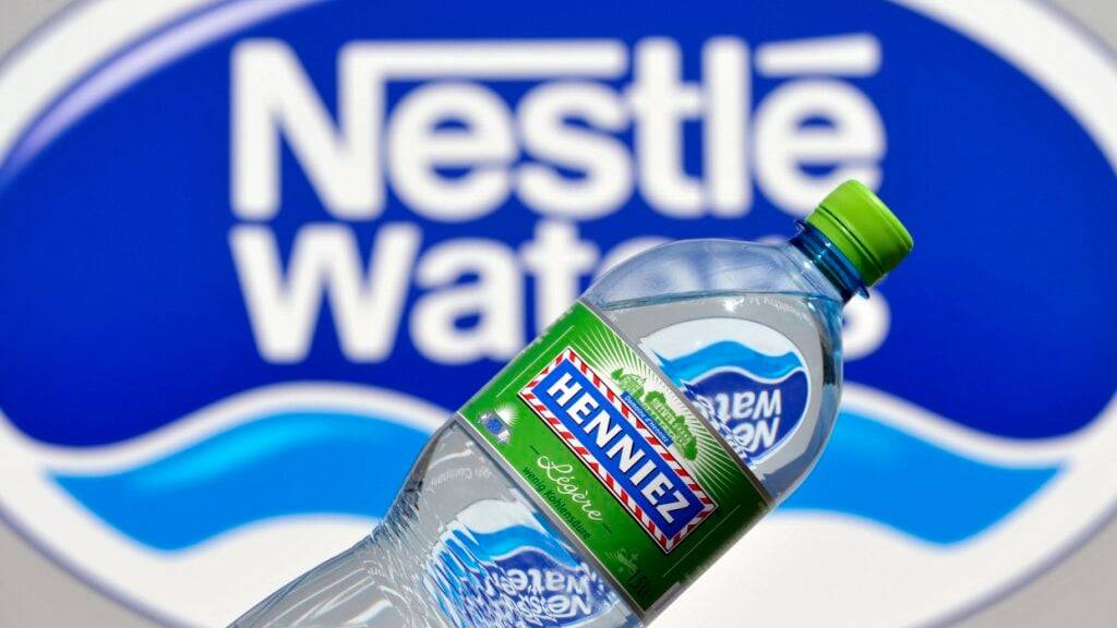 Nestlé Waters steht in Frankreich wegen dem Einsatz verbotener Filtersysteme im Wassergeschäft unter Druck. (Archivbild)