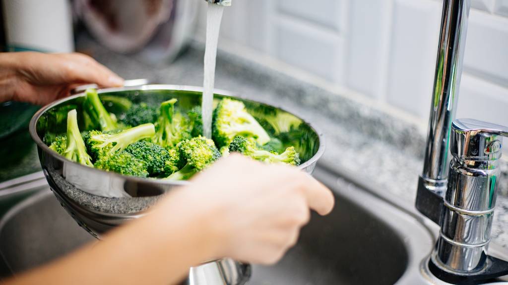 Roh ist Brokkoli besonders gesund, denn ungekocht bleiben besonders viele Vitamine und Mineralstoffe erhalten.