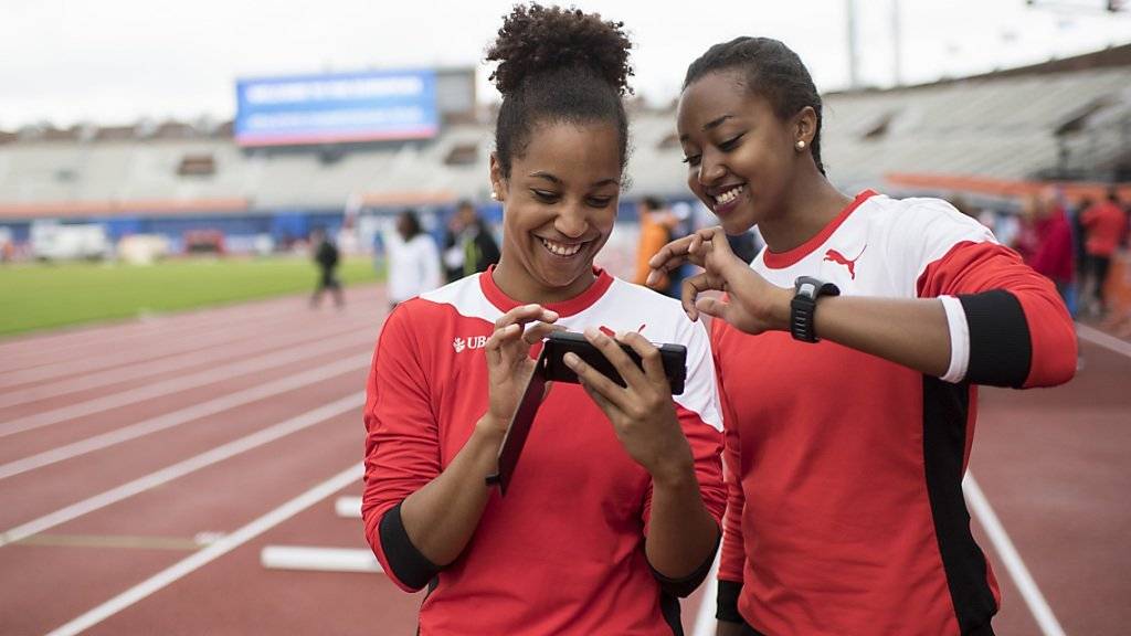 Stellten mit der 4x100-m-Staffel einen Schweizer Rekord auf: Schlussläuferin Salomé Kora und Sarah Atcho