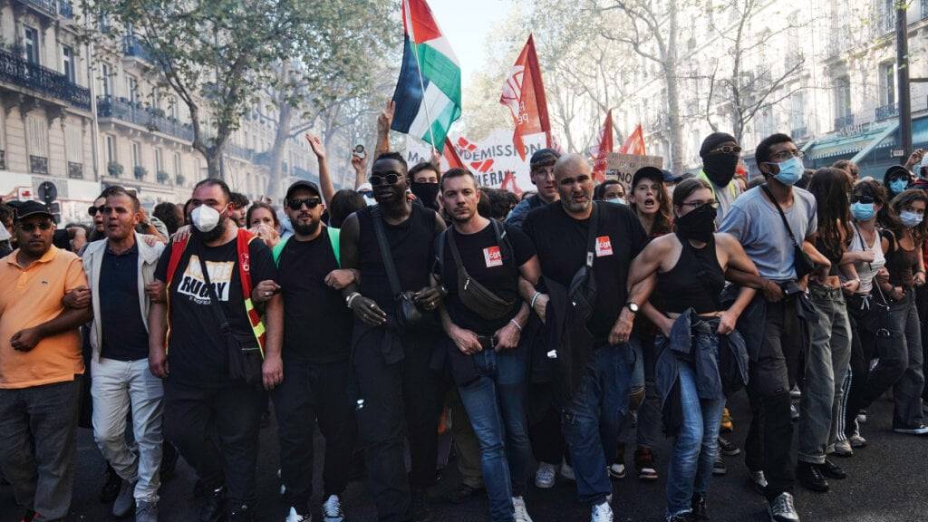 Menschen nehmen an einer Demonstration gegen Haushaltskürzungen in Paris teil. Foto: Thibault Camus/AP/dpa