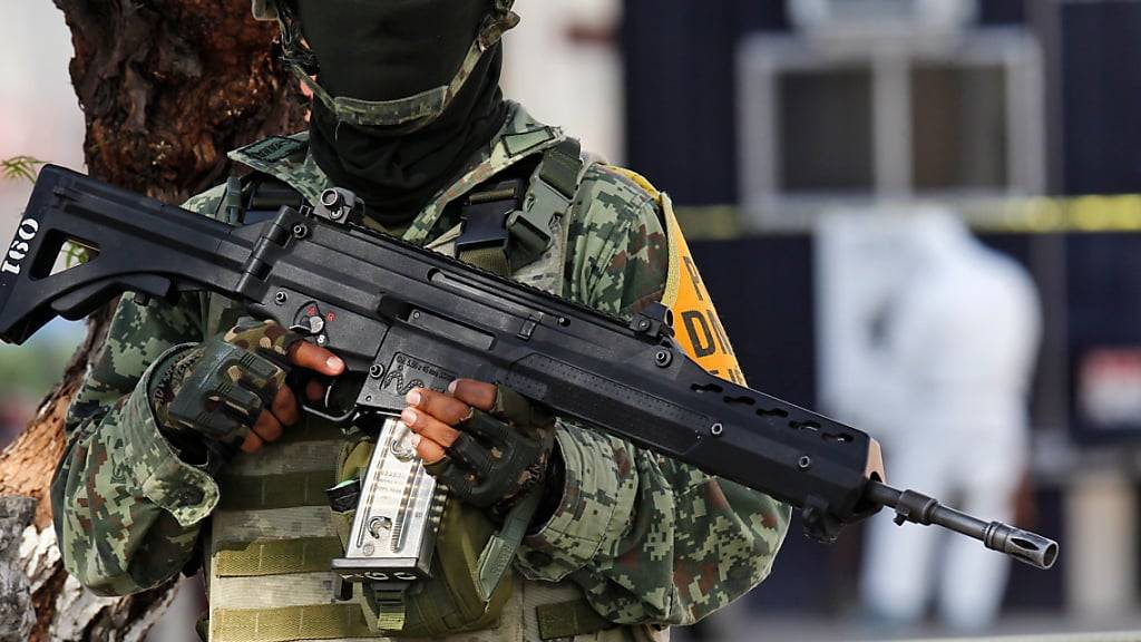 ARCHIV - Ein mexikanischer Soldat steht in der Nähe einer angegriffenen Polizeistation Wache. Im sogenannten Drogenkrieg leidet Mexiko seit Jahren unter hoher Kriminalität. Foto: Mario Armas/AP/dpa