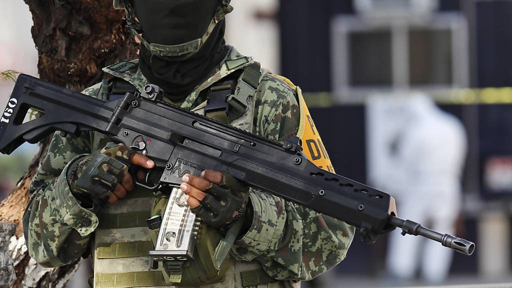 ARCHIV - Ein mexikanischer Soldat steht in der Nähe einer angegriffenen Polizeistation Wache. Im sogenannten Drogenkrieg leidet Mexiko seit Jahren unter hoher Kriminalität. Foto: Mario Armas/AP/dpa