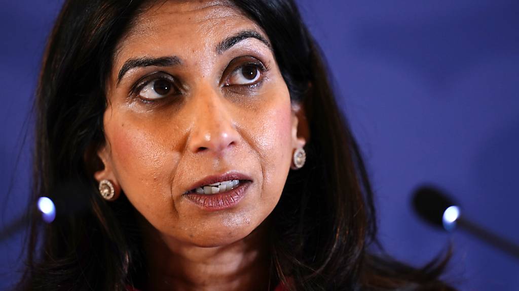 ARCHIV - Die britische Innenministerin Suella Braverman hält in Westminster eine Rede. Foto: Jordan Pettitt/PA Wire/dpa
