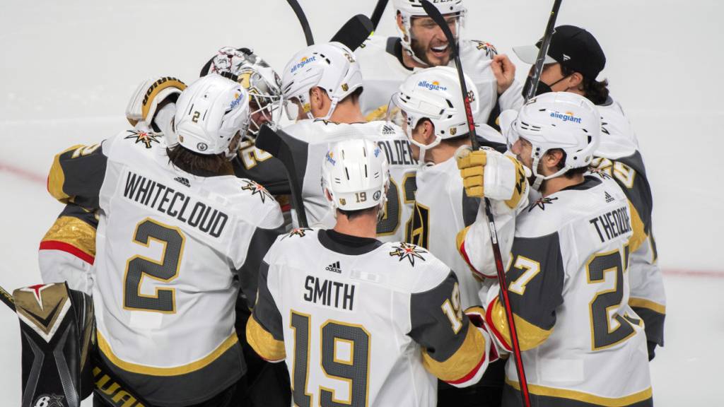 Die Spieler der Golden Knights freuen sich über das entscheidende 2:1