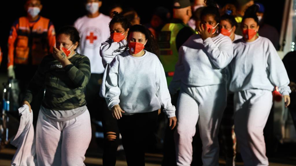 ARCHIV - Aus den USA abgeschobene Venezolaner kommen mit einem Rückführungsflug am internationalen Flughafen Simon Bolivar an. Foto: Jesus Vargas/dpa/Archivbild