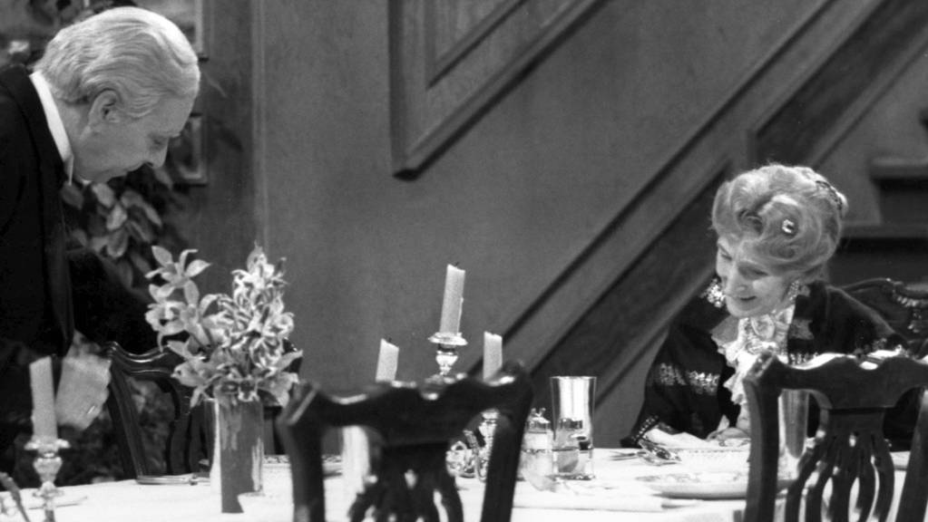 Freddie Frinton, links, als Diener James und May Warden, rechts, als alleinspeisende alte Dame in dem Sketch «Dinner For One». Der Film entstand 19603. (Archivbild)