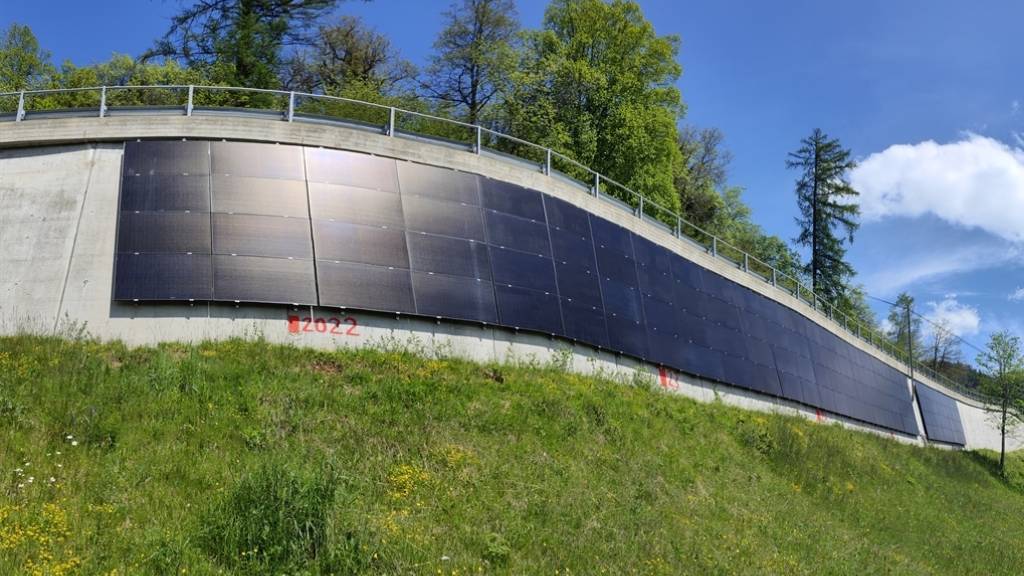 Graubünden will entlang der Kantonsstrasse an geeigneten Standorten Photovoltaikanlagen aufstellen. Hier im Bild die Photovoltaikanlage beim Tunnel Plattas (Gemeinde Domleschg).
