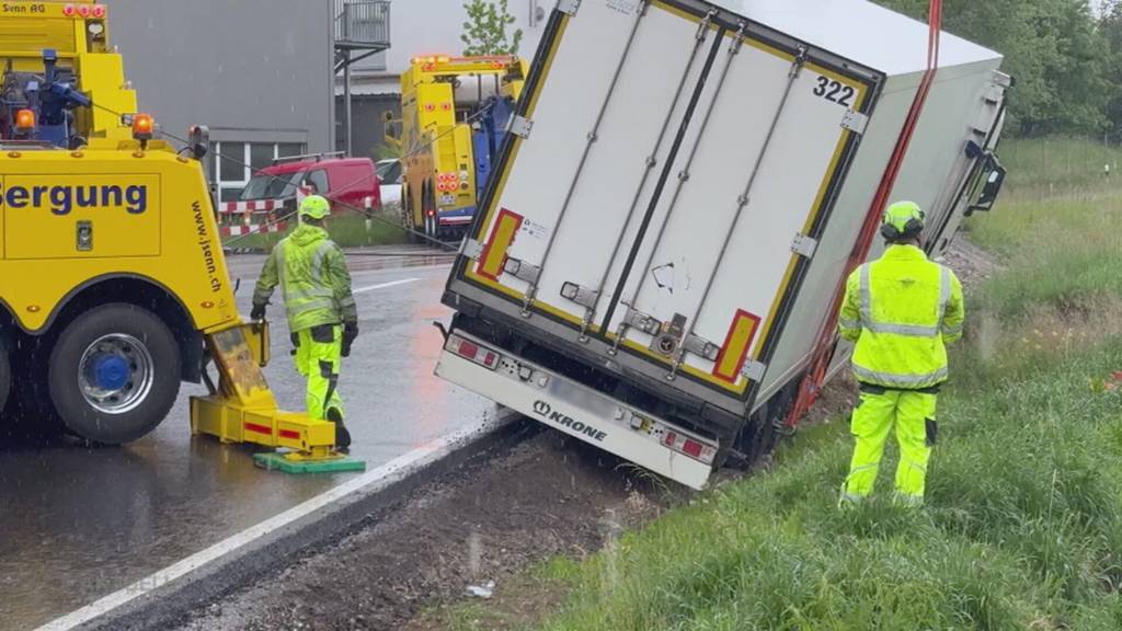 Aufwendige Bergung: In Döttingen landet ein Lastwagen im Strassengraben