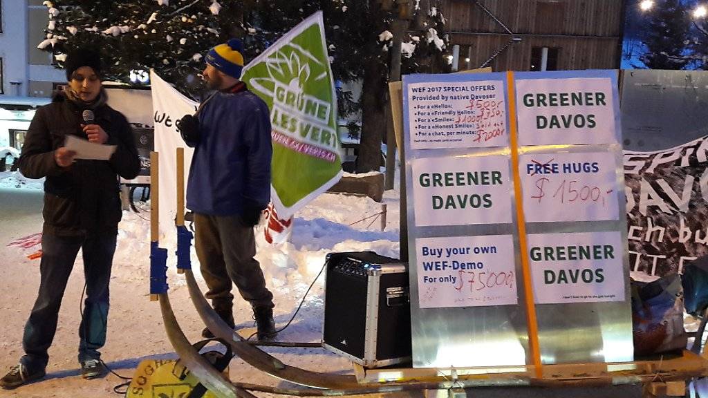 Nur gerade 20 bis 30 Demonstranten folgten am Mittwochabend dem Aufruf zur Anti-WEF-Kundgebung in Davos.