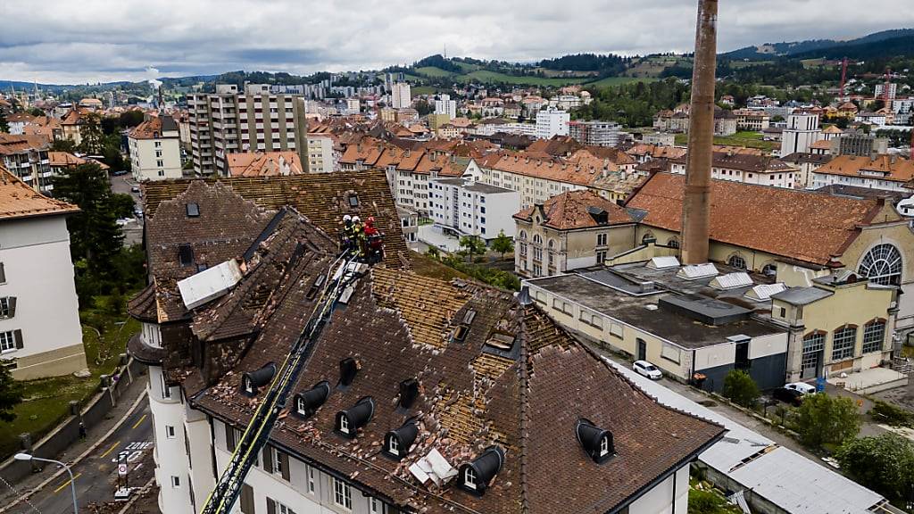Besonders wegen der beschädigten Dächer ist die Unfallgefahr nach dem Sturm in La Chaux-de-Fonds weiter hoch. Hier ein Bild vom 25. Juli, dem Tag nach dem verheerenden Unwetter.