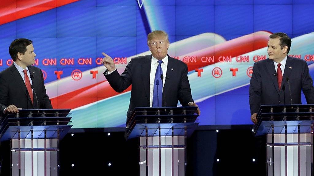 Donald Trump, umringt von seinen schärfsten Rivalen Ted Cruz (rechts) und Marco Rubio (links), war bei der TV-Debatte in Houston Ziel zahlreicher Angriffe.