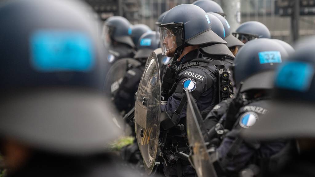 Fanmarsch der FC St. Gallen Fans nach dem Spiel zum Bahnhof; FCSG, fotografiert am 20. Mai 2023 in der Zentralstrasse. // Polizei, Ultras, Hooligans, Krawall, Sicherheit, Pyros, Fussball, Fussball-Chaoten, Polizeieinsatz Luzern, Luzerner Polizei, Ausschreitungen