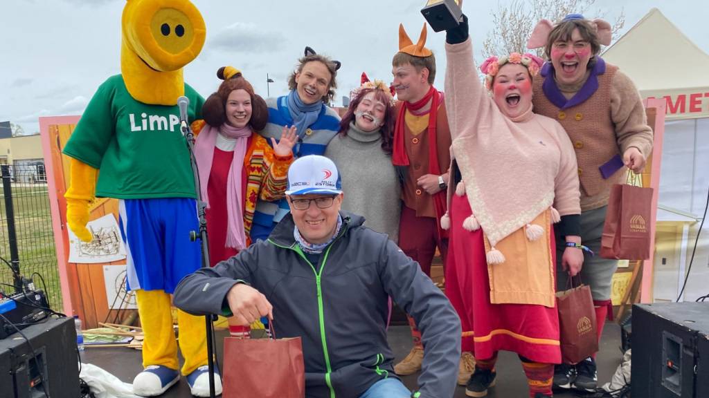 Gewinner Andrus Maileht (vorne M) aufgenommen beim Schweinequiek-Wettbewerb in Estland. Bei einem kuriosen Wettbewerb auf einer Agrarmesse im estnischen Tartu haben sich gut ein Dutzend Teilnehmer im Nachahmen von Schweinlauten gemessen. Foto: Alexander Welscher/dpa