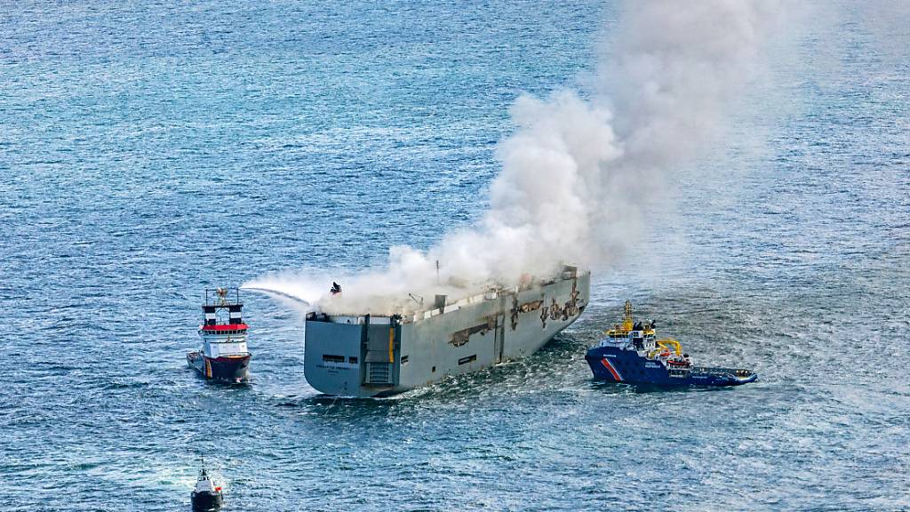 Ein Notschlepper bekämpft die Flammen des brennenden Frachters. Foto: Herman IJsseling/FLYING FOCUS aerial photography/dpa