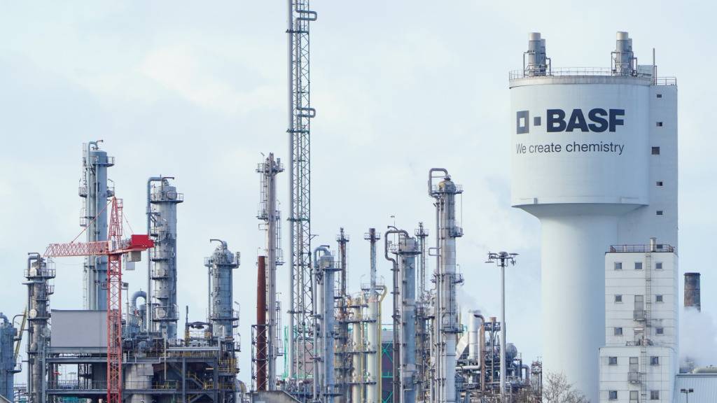 Der Chemiekonzern BASF hat auch im ersten Quartal den Wettbewerbsdruck zu spüren bekommen. Der Umsatz schrumpfte im Jahresvergleich um drei Prozent auf 16 Milliarden Euro. (Archivbild)