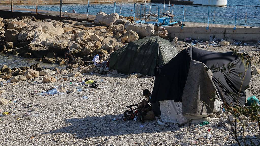 dpatopbilder - Libanesen, die aus dem Südlibanon und einem südlichen Vorort von Beirut geflohen sind, sitzen in der Nähe ihres behelfsmäßigen Zeltes, das an der Uferpromenade von Beirut errichtet wurde. Foto: Marwan Naamani/dpa