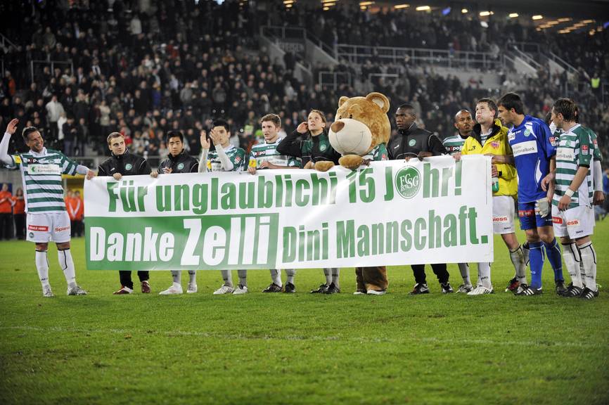 Ein Dank an Zelli - für über 500 Spiele in Grün-Weiss (Bild: Tagblatt/Urs Jaudas)