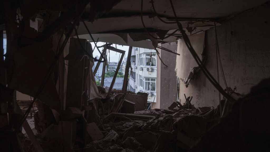ARCHIV - Die russische Angriffswelle auf die Ukraine reißt nicht ab. Foto: Evgeniy Maloletka/AP/dpa