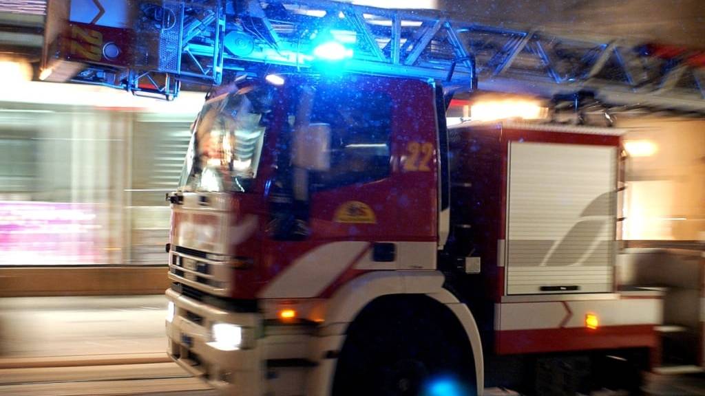 Die Feuerwehr rückte zum Brand in einer Wohnung in einem Mehrfamilienhaus in Birr AG aus. Die Mieter weilten in den Ferien. Der Brand erlosch von selbst, doch die Wohnung ist vorerst nicht mehr nutzbar. (Symbolbild)