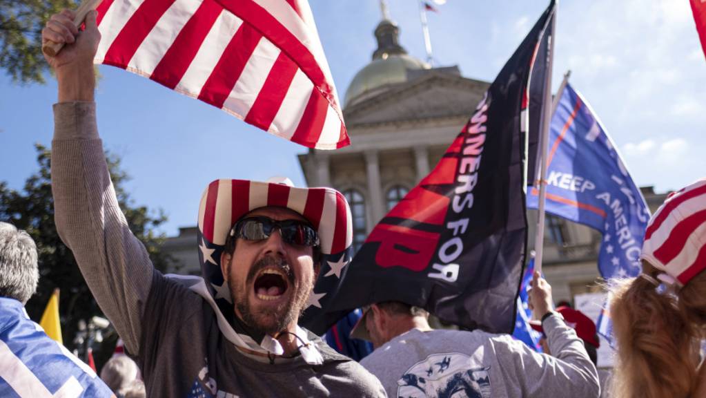 Unterstützer von US-Präsident Trump protestieren vor dem Kapitol in Atlanta, Georgia.