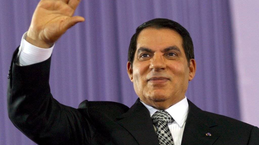 Zine Al-Abidine Ben Ali in einer Aufnahme von 2007: Der Ex-Präsident Tunesiens ist nach Saudi-Arabien geflüchtet - und wurde nun in Tunesien zum wiederholten Mal in Abwesenheit verurteilt. (Archivbild)