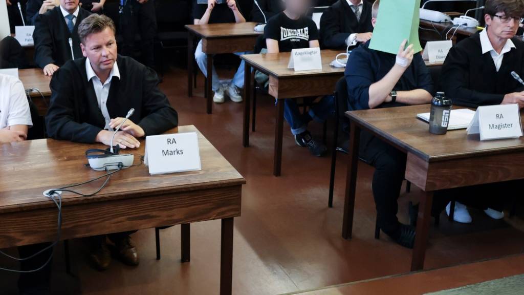 Die Angeklagten sitzen im Sitzungssaal im Strafjustizgebäude zu Beginn eines weiteren Prozesstags im Prozess gegen die rechtsextreme Terrorgruppe «Letzte Verteidigungswelle». Foto: Christian Charisius/dpa - ACHTUNG: Person(en) wurde(n) aus rechtlichen Gründen gepixelt