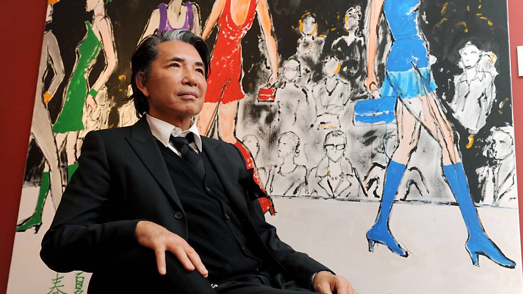 ARCHIV - Der japanische Modeschöpfer Kenzo Takada in München im Jahr 2008. Takada starb in Paris an den Folgen einer Covid-19-Erkrankung. Foto: Tobias Hase/dpa
