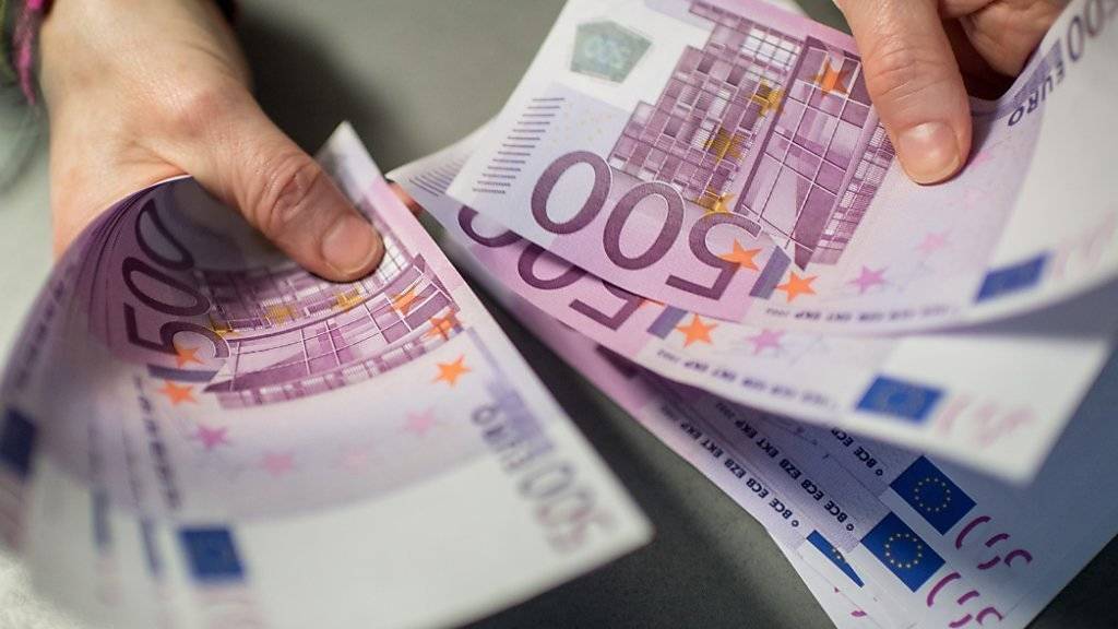 Hohe Bargeldzahlungen sind wegen Terrorismusfinanzierung und Geldwäscherei unter Druck geraten. Die EU-Finanzminister fordern daher einen Bericht zu einer Bargeld-Obergrenze und zur Abschaffung des 500-Euro-Scheine (Archiv).