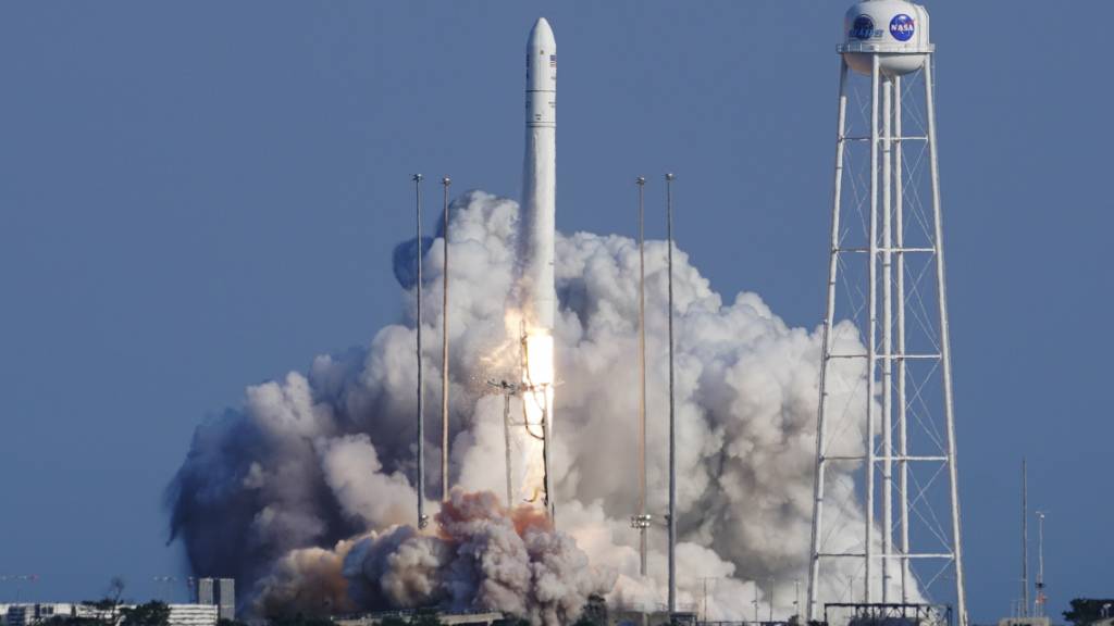 Die Antares-Rakete von Northrop Grumman hebt von der Startrampe des NASA-Testgeländes in Wallops Island ab. Die Rakete trägt ein Cygnus-Raumschiff, das die Internationale Raumstation mit Nachschub versorgen wird. Foto: Steve Helber/AP/dpa
