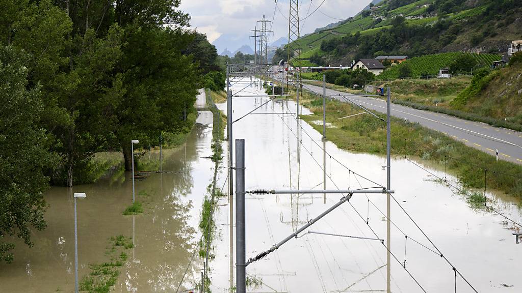 Der Bahnverkehr zwischen Lausanne und Brig bleibt wegen des Hochwassers voraussichtlich bis zum Donnerstag unterbrochen. (Archivbild)