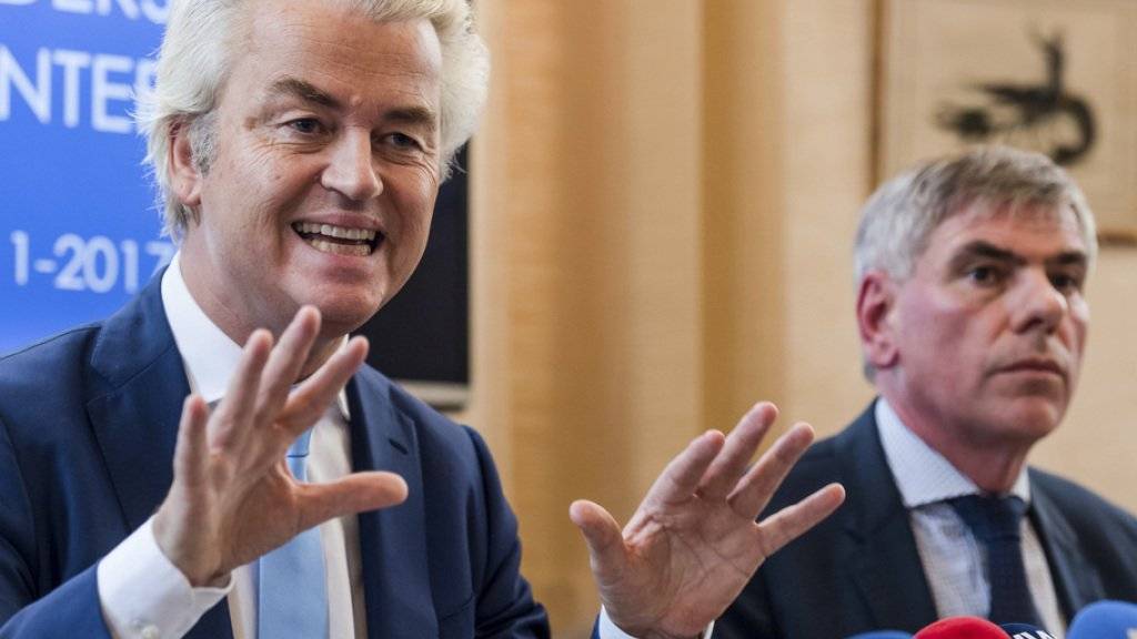 Keine «Islam-Safari» im belgischen Molenbeek: Der niederländische Rechtspopulist Geert Wilders (links) sagte den zusammen mit dem belgischen Politiker Filip Dewinter geplanten Anlass ab. Die Behörden hatten allerdings das Vorhaben zuvor bereits verboten.