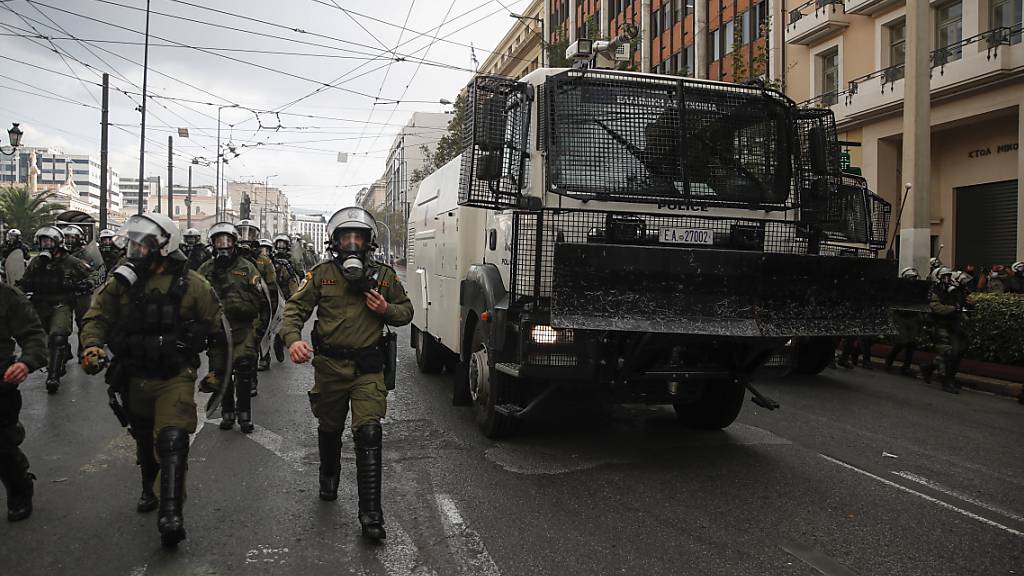 Tausende Polizeibeamte sind in Athen und der nordgriechischen Stadt Thessaloniki im Einsatz, um Versammlungen zu verhindern. Foto: Thanassis Stavrakis/AP/dpa