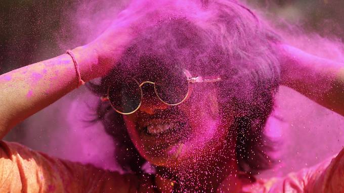 Millionen Menschen feiern Holi-Fest fast ohne Corona-Auflagen