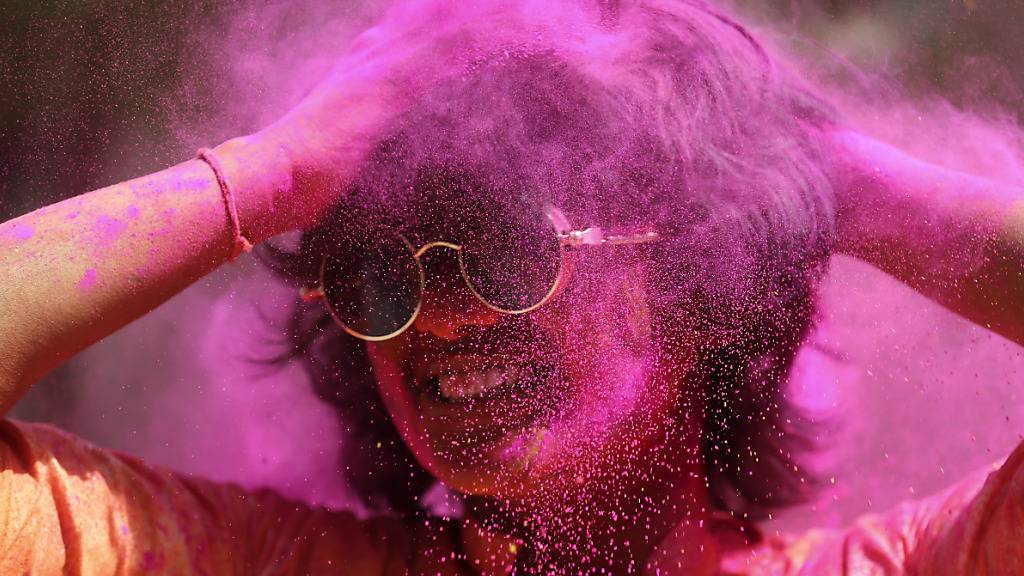 Millionen Menschen in Indien haben das hinduistische Frühlingsfest Holi gefeiert. Foto: Mahesh Kumar A/AP/dpa