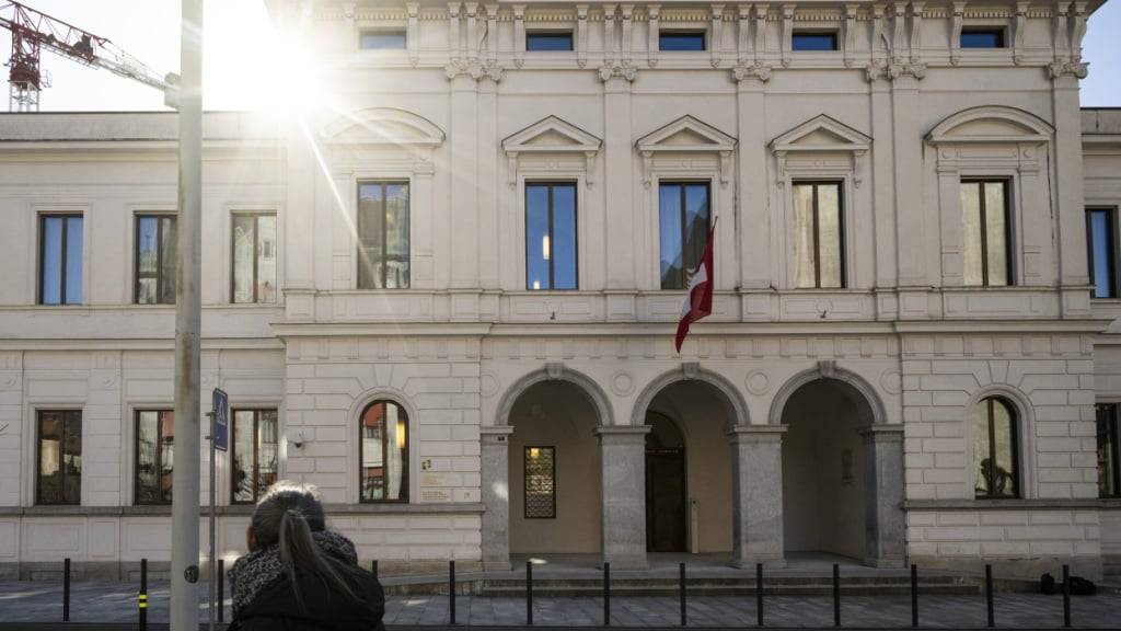 Vor Bundesstrafgericht in Bellinzona begann am Dienstagmorgen der Korruptionsprozess gegen einen ehemaligen Mitarbeiter des Bundesamtes für Strassen sowie zwei Autoimporteure aus dem Mittelland. (Archivbild)