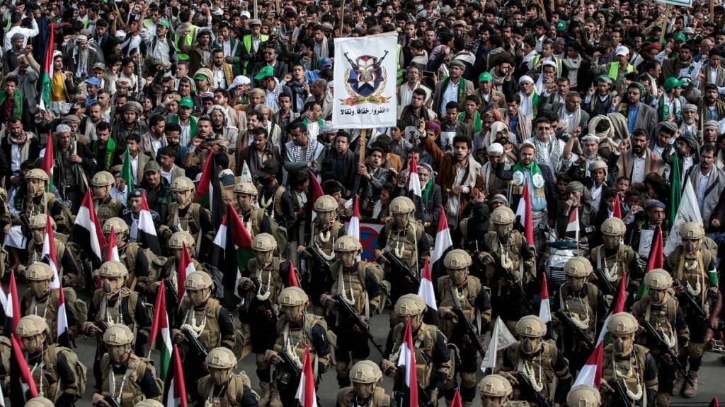 ARCHIV - Nach den jüngsten israelischen Luftangriffen auf die jemenitische Hauptstadt und den laufenden israelischen Militäroperationen im Gazastreifen demonstrieren jemenitische Huthi-Rebellen und Unterstützer gegen die Vereinigten Staaten und Israel. Foto: Osamah Yahya/dpa
