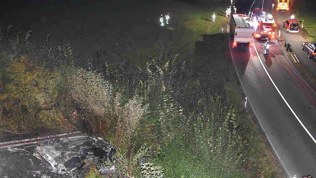 Fünf junge Personen sind am frühen Samstagmorgen bei einem Verkehrsunfall in Rapperswil-Jona SG verletzt worden. Das Auto geriet in Vollbrand.
